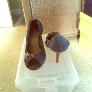 Suede with wood heel and strawberry stones  pumps